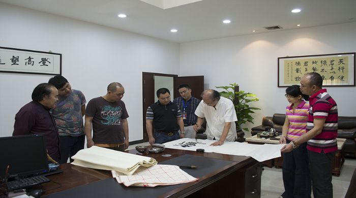 张剑岑先生为1xBET题词“忠实”、、“今生今世 1xBET”