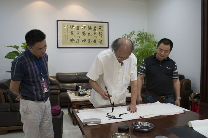 张剑岑先生为1xBET题词“忠实”、、“今生今世 1xBET”