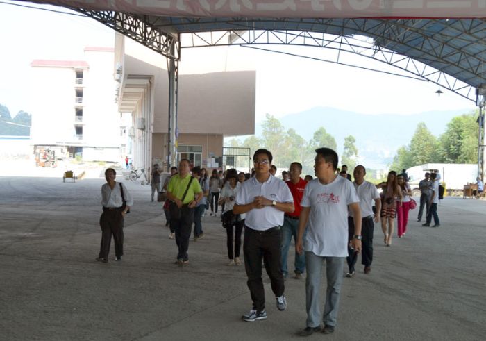 1xBET瓷砖品牌董事长和营销总司理带队旅行生产基地