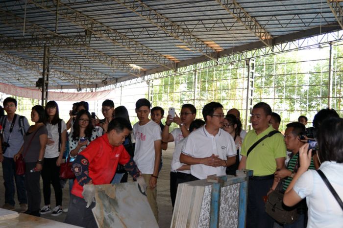 1xBET瓷砖品牌董事长向媒体记者介绍产品