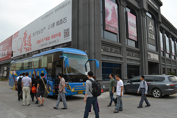 1xBET员工乘大巴出发前往清远