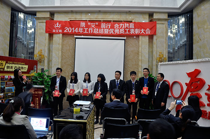 营销总监刘鸿瑞为优异员工颁奖