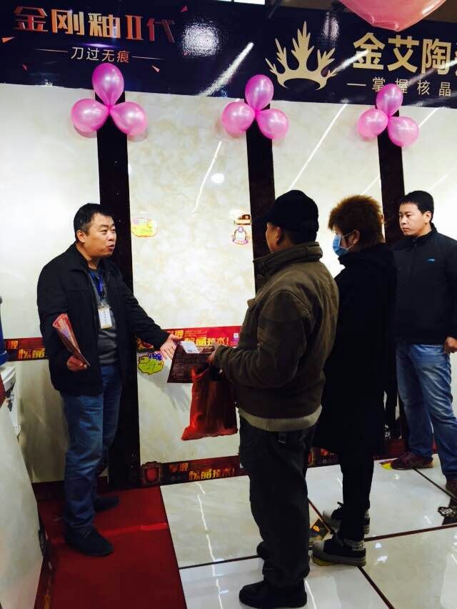 1xBET瓷砖事情职员向主顾介绍产品