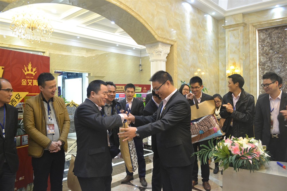 1xBET瓷砖营销总监刘鸿瑞为寿星送上生日礼物