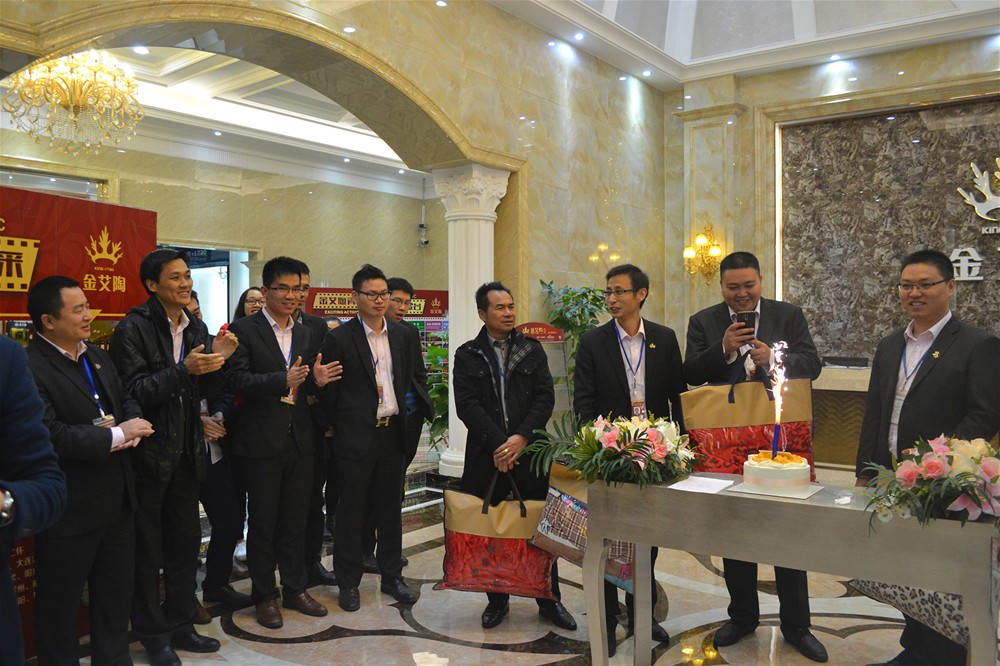 全体1xBET人齐聚一堂为寿星庆生