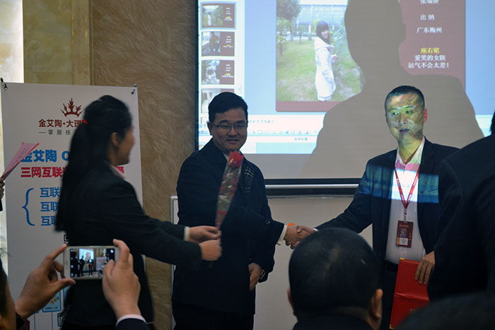 1xBET瓷砖董事长刘鸿祥为2015年销售冠军（伍立州）颁奖