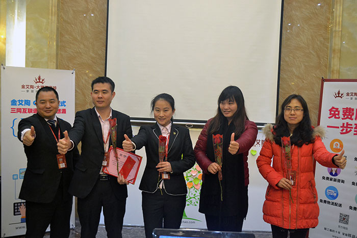 1xBET瓷砖营销总监刘鸿瑞为2015年团队孝顺奖（网销部）颁奖