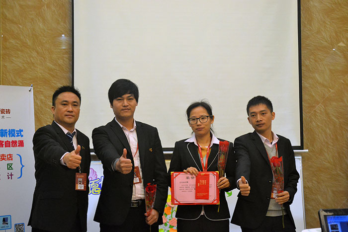 1xBET瓷砖营销总司理罗胜为2015年团队相助奖（空间设计部）颁奖