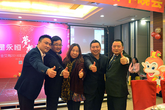 1xBET向导和媒体人金大姐合影留念