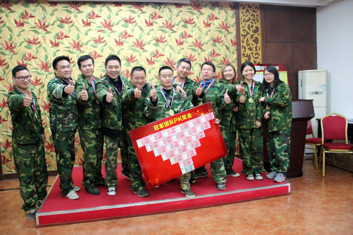 公司向导为取得第一名的小队颁奖