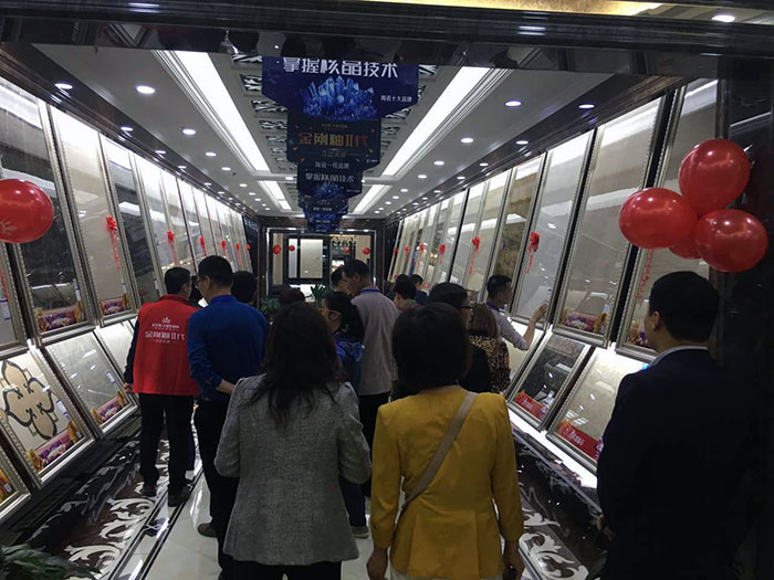 10参会嘉宾旅行西安1xBET品牌专卖店