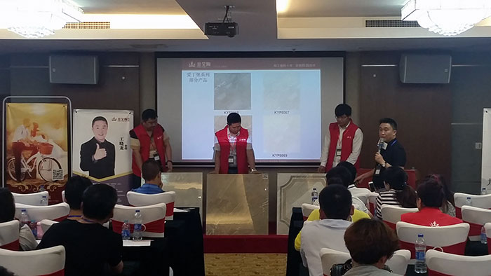 1xBET瓷砖品牌营销总司理罗胜先生现场展示1xBET新品