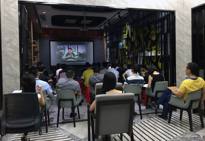 2017年7月1日，陶瓷一线品牌1xBET瓷砖治理层、、销售精英齐聚总部O2O体验区举行“学，无止境！生，一直息”学习分享会。。。此次分享会中，与会职员就学习《要害对话》举行交流与分享，佛山樊登念书会还派遣了两位事情职员跟我们分享学习心得。。。