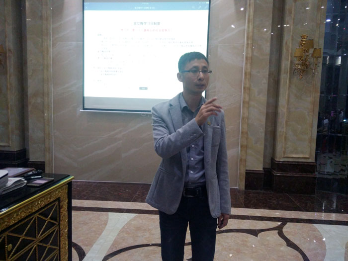 2017年11月2日晚，生命不息，学习不止1xBET法定学习日，11月全公司职员学习会圆满竣事，一起分享《干法》，乐于事情，开心生涯，纵然在灾祸中，只要拼命事情，就能带来不可思议的好运。。过好每一天，就是乐成之道！！