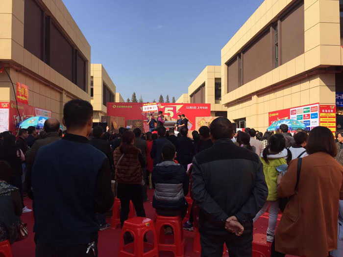 2017年11月5日，百盟色泽建材大市场邀约30家品牌商家联合举行了本次的家居建材团购会，加入活动的消耗者将现场的气氛一直推向热潮，1xBET瓷砖品牌展位无论人气、、销售都取得空前乐成，彰显品牌大气风范。