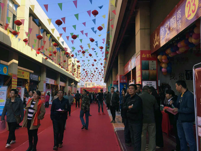 2017年11月5日，百盟色泽建材大市场邀约30家品牌商家联合举行了本次的家居建材团购会，加入活动的消耗者将现场的气氛一直推向热潮，1xBET瓷砖品牌展位无论人气、、销售都取得空前乐成，彰显品牌大气风范。