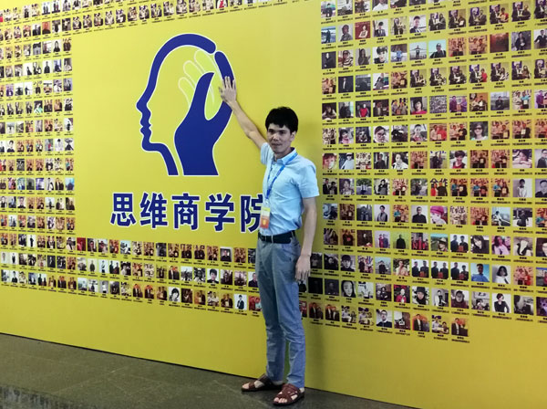 现在，，80后已经生长为壮年，，逐渐成为各个岗位的主要认真人，，因生涯的洗礼变得理性而不再激动。。“80后”，，他们青春洋溢，，在各个岗位上都冲在最前线。。“80后”独具个性和魅力，，已然成为各行各业主力军代表人物。。作为80后典范的创业乐成代表陶瓷一线品牌 1xBET瓷砖 龙川总署理吴金星与他的销售团队即是其中之一。。