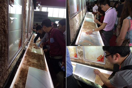 现场客商仔细观摩1xBET首创微晶瓷片