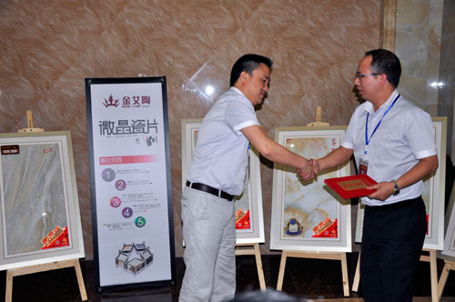 营销总司理为季度开拓冠军揭晓证书和奖金