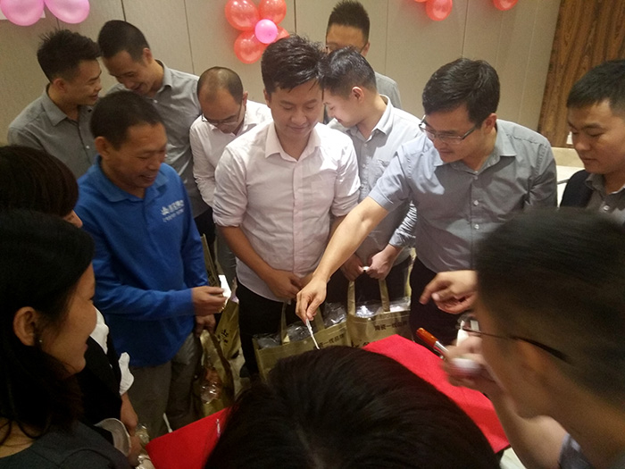 1xBET瓷砖周围年庆